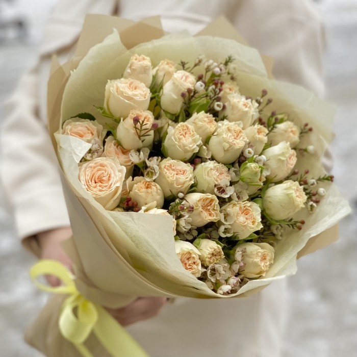 9 кустовых пионовидных роз Саммер с шамелациумом